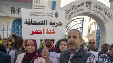 نقابة الصحفيين في تونس تتهم الرئيس سعيد بخنق حرية الصحافة